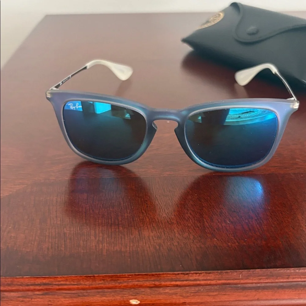 Men’s authentic Ray-Ban sunglasses comes only with case